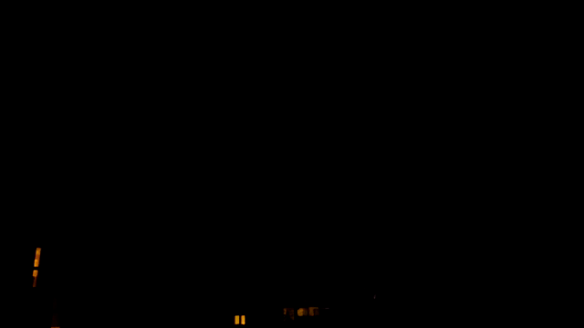 Relámpagos iluminando constantemente el cielo nocturno