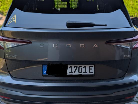 Skoda Auto mit StarTrek Logo auf der Heckscheibe und dem Nummernschild 1701E