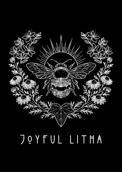 Eine Zeichnung mit schwarzem Hintergrund mit weißen Linien zeigt eine Hummel in der Mitte. Eingerahmt wird diese von Johanniskraut, Kamille und einem Efeublatt. Darunter steht geschrieben: Joyful Litha