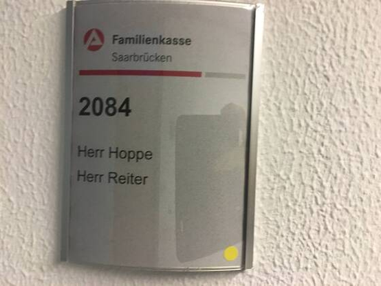 Schild mit der Aufschrift „Familienkasse Saarbrücken — Herr Hoppe, Herr Reiter“