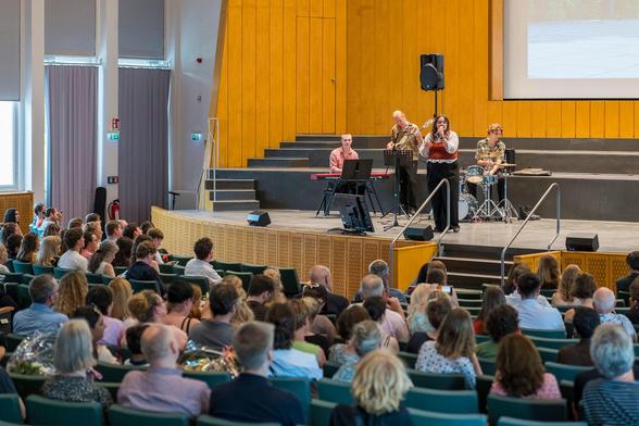 Band spielt vor Publikum im Audimax des Henry-Ford-Baus bei der Jubiläumsfeier „10½ Jahre Dahlem School of Education“ der Freien Universität Berlin.