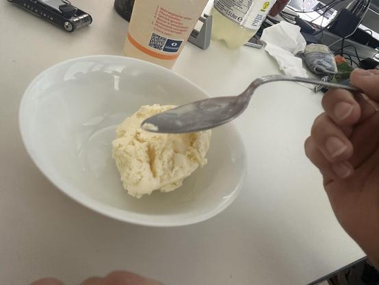 Bild von einem verbogenen Löffel vor einer Schüssel mit etwas Vanille-Eis