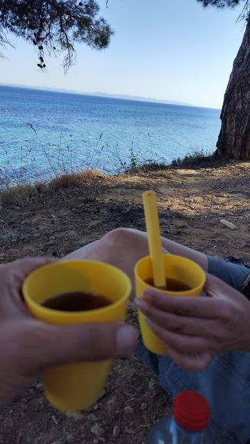2 Becher mit Tee mit Blick aufs Meer