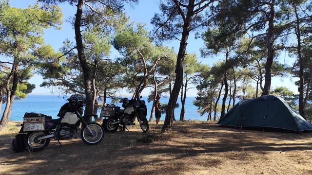 Zelt, 2 Motorräder, Kiefern, Meer