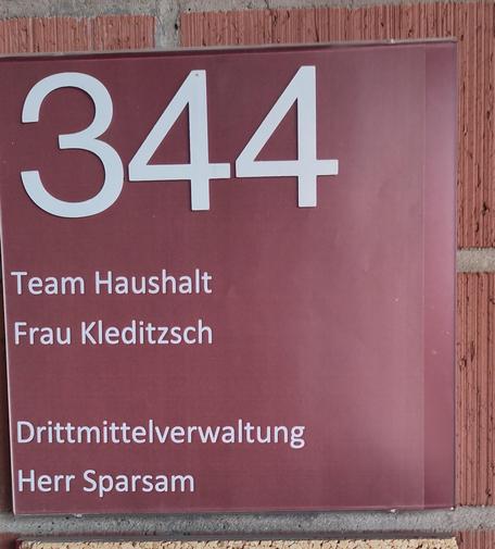 Türschild in der Musikhochschule Freiburg: Zimmer 344, Drittmittelverwendung, Herr Sparsam