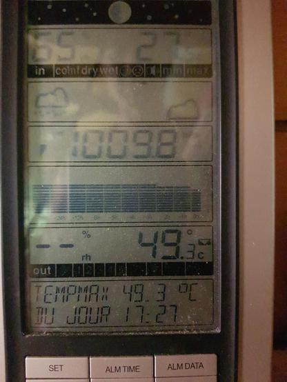 Un écran de station météo qui annonce une température extérieure de 49,3°C !