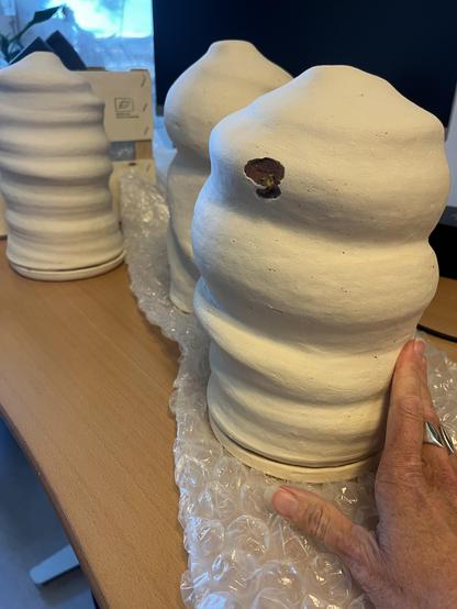 De nye keramikbeholdere lavet på bestilling og efter samtale med keramikeren Lise Seier. Ja der er gået en flig af den ene, betyder ikke noget. Der er en ru overflade og en struktur som insekter kan kravle på og mos kan fæstne sig på.