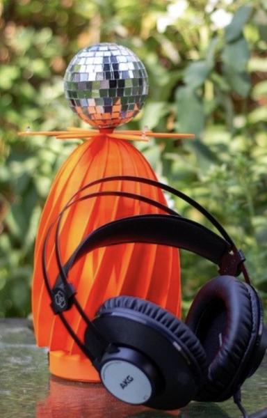 Første prototype blev printet i plastik. Flot men måske ikke slide egnet til nogens have. Hovedtelefoner fordi man kan lytte til det, som elektronikken opfanger ved at koble sit headset til. Diskokuglen fordi der foregår en potentiel fest i jorden men vi kan ikke høre den (før nu)