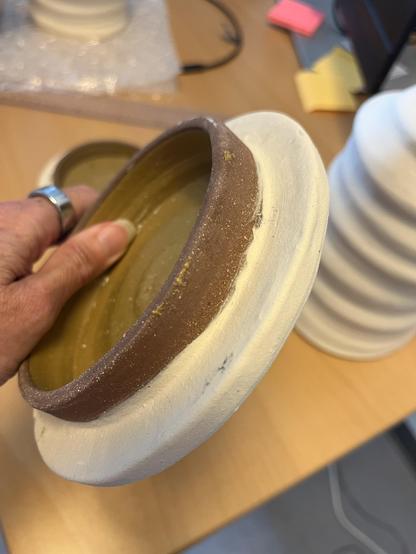 Lise Seier lavede også en bund, men vi glemte huller til kablerne, så nu laver vi en træbund i stedet for. Og måske prøver vi at bore i det, Lise mener godt at man kan det. 
Inderste lertype er smeltet under brænding. Så fungerer den som glasur men er stadig i ren ler.