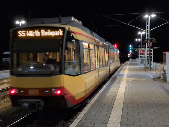 S5 nach Wörth Badepark bei der Abfahrt aus dem Bahnhof Wörth