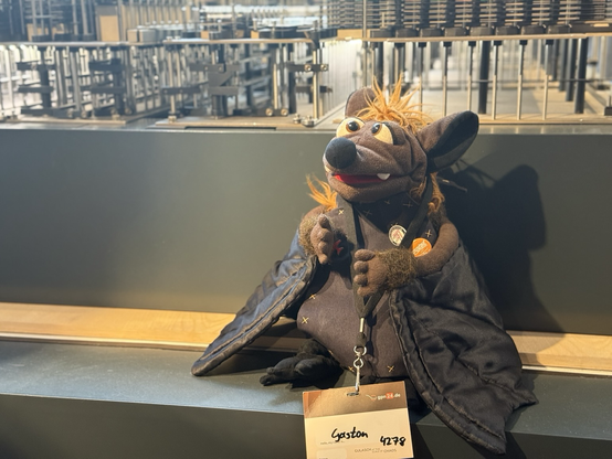 Gaston sitzt auf der Zuse Z1 im Deutschen Technikmuseum Berlin