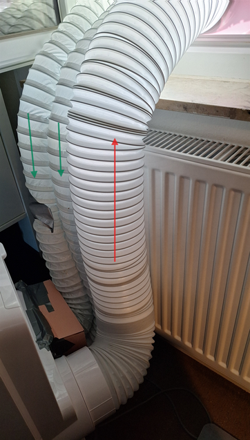 Klimaanlage hinten mit drei Luftschläuchen.