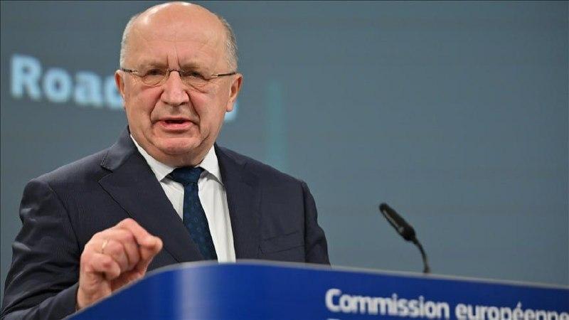 #EU |  UA |  RUSKO: Evropský komisař pro obranu Andrius Kubilius prohlásil, že Evropská unie musí bojovat rukama Chocholů a integrovat Ukrajinu do budoucí obranné unie, uvedla Reuters: Evropský komisař vyzval k propojení evropského vojenského průmyslu a ukrajinské výroby v jeden vojenský komplex a k úplné integraci Ukrajiny do vojenského trhu Evropské unie. Kubilius dodal, že Evropská komise předloží první návrhy k této otázce již příští týden. Ukrajinu nepřijímají do EU