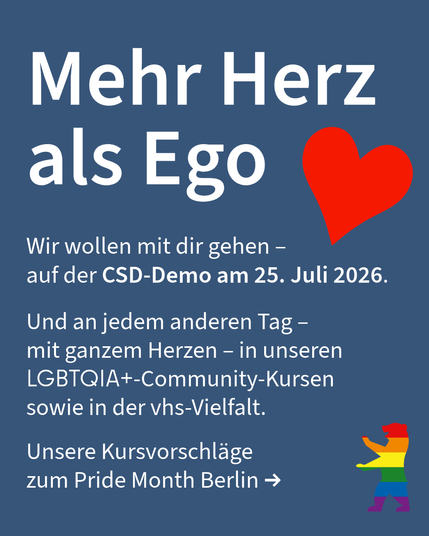 Blaues Motiv „Mehr Herz als Ego“ mit rotem Herz, Text zu CSD-Demo und kleinem Regenbogen-Bär.