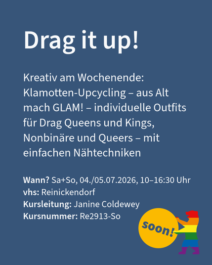 Blaues Motiv „Drag it up!“ zu Klamotten-Upcycling-Kurs mit gelbem „soon!“-Kreis und Regenbogen-Bär.