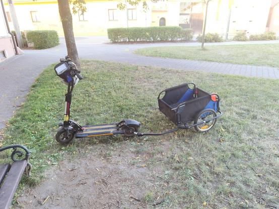 Protože je krásně, vyzvedl jsem dceru "kabrioletem" - elektrickou koloběžkou s přívěsným nákladním vozíkem