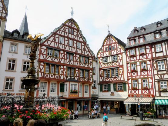 Op deze foto zijn een aantal vakwerkhuizen te zien, in Bernkastel aan de Mosel.