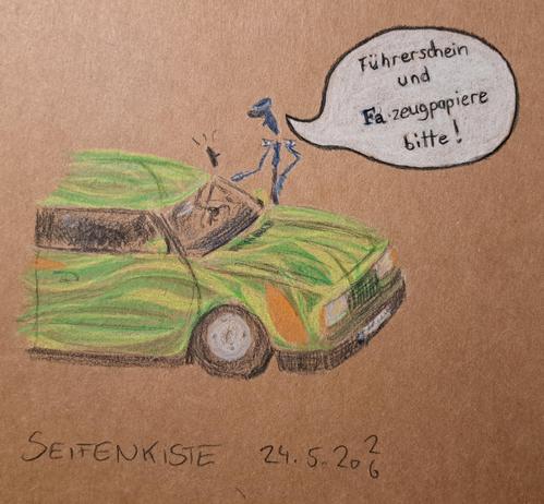 Farbstift-Zeichnung eines Autos in den Farben grün, gelb und orange, der Schachtel von Seife der Marke "Fa" aus den 1980er Jahren nachempfunden. Das Bild spielt mit der Doppeldeutigkeit des Wortes "Seifenkiste" und stellt mit Strichmännchen eine Polizeikontrolle dar. Der Polizist fordert den verdutzten Autofahrer auf, bitte "Führerschein und Fa-Zeugpapiere" vorzulegen. Gezeichnet auf braunem Karton.