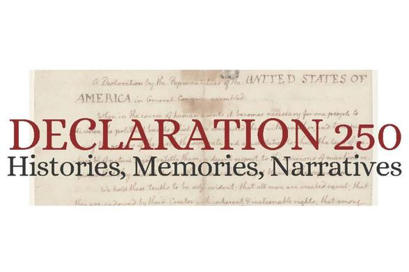 „Grafik zur Veranstaltung 'Declaration 250: Histories, Memories, Narratives' des John-F.-Kennedy-Instituts. Im Hintergrund ein handschriftlicher Ausschnitt der amerikanischen Unabhängigkeitserklärung mit den Worten 'A Declaration by the Representatives of the United States of America in General Congress assembled' und 'We hold these truths to be self evident; that all men are created equal'."