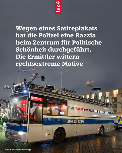 Ein Bild vom Bus „Adenauer SRP+“. Darauf der Text: Wegen eines Satireplakats hat die Polizei eine Razzia beim Zentrum für Politische Schönheit durchgeführt. Die Ermittler wittern rechtsextreme Motive.