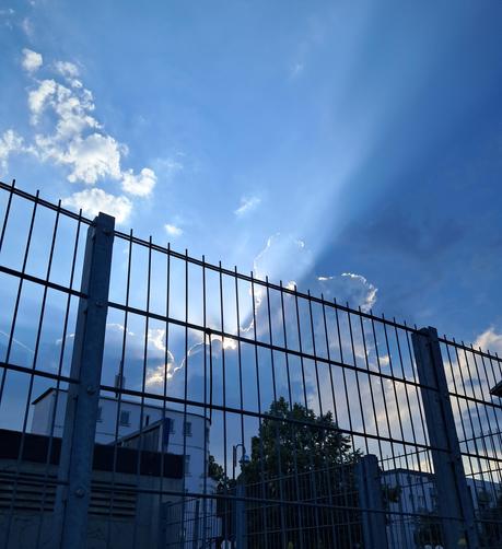 Eine große Wolke verdunkelt die Sonne an einem sonst blauen Himmel
