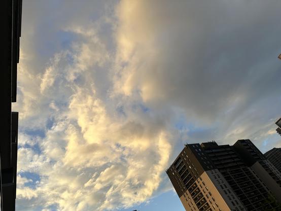 Sky photo with yellow tinge to the cloud hue