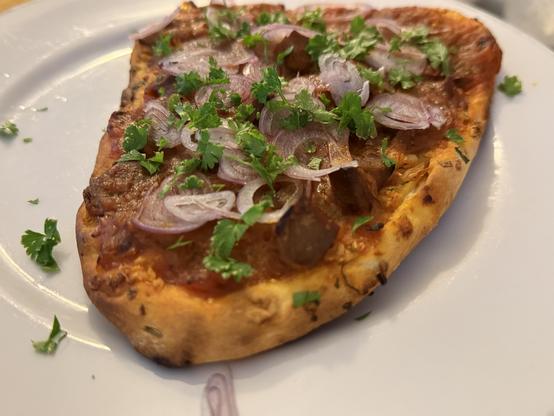 Caldeirada squid on flatbread
Topped with shallot and fresh parsley