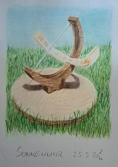 Farbstift-Zeichnung einer hölzernen Sonnenuhr auf einer Wiese nach einer Fotografie-Vorlage. Gezeichnet habe ich auf weißem Papier.