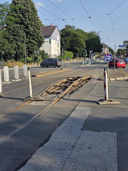 Ein Tram Gleis, dass durch hitzebedingte Ausdehnung aus dem Boden gehoben wurde