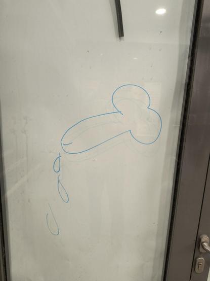 Material: Edding auf Glas
Die Strichführung möchte geradlinig und sauber sein, kann aber dieser Erwartung nicht an allen Stellen entsprechen. Ungewöhnlich ist vor allem die Ausrichtung. Und das Schattenspiel, das die Augen der Betrachter erzückt. 
Ein schönes Werk, wenn auch noch ausbaufähig