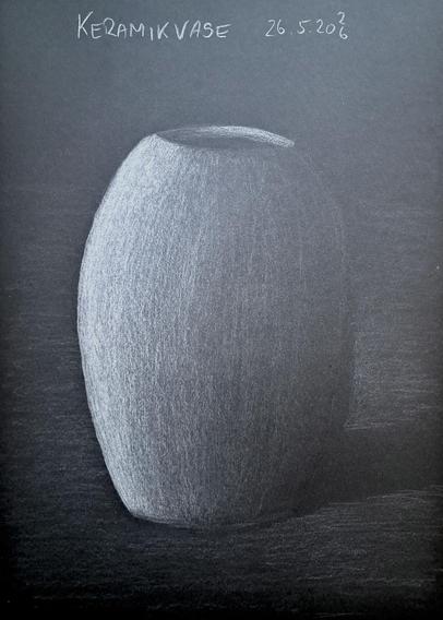 Monochrome Zeichnung einer Blumenvase aus Keramik, weiß auf schwarzem Papier.