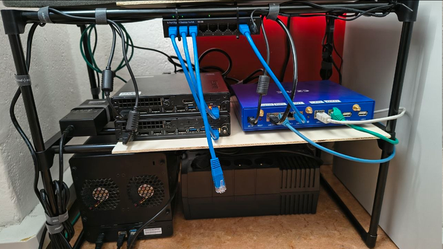 Homelab setup with upper shelf: 2x M720q and a router, bottom shelf: NAS + UPS