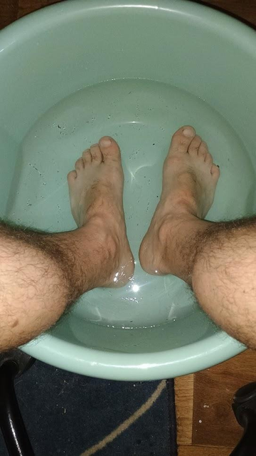 Nogi w misce z wodą