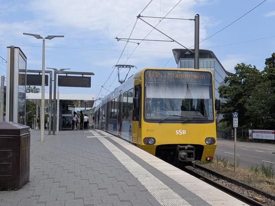 Fahrzeug Nr. 4153/4 auf Linie U15 nach Stammheim am Pragfriedhof