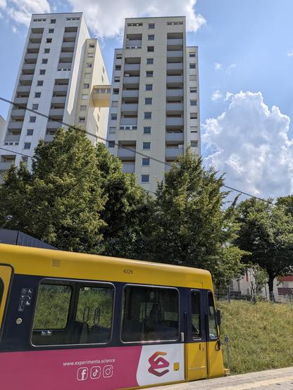 Fahrzeug Nr. 4229/30 auf Linie U2 in Neugereut