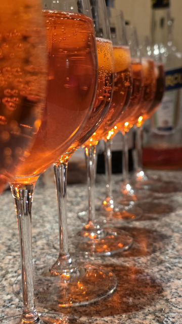 Eine Reihe Apperol-Spritz Gläser