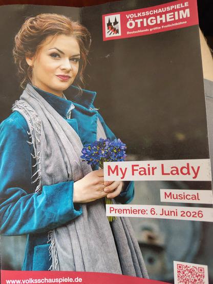 Programheft der Volksschauspiele Ötigheim mit einem großen Foto mit der und zu "My fair Lady". Als Musical mit über 100 Darstellern, Pferden und den unvermeidlichen Autos, tollen Kulissen und tollen Kostümen ist es herausragend, dazu sind die Getränke- ud Essenspreise genauso fair wie die Eintrittspreise. Ötigheim dürfte mit Ralswiek zu den größten Freilichtbühnen der Republik gehören, getragen von einem großen Teil der Stadtgemeinschaft.