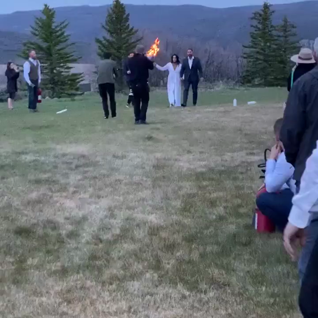 📹 Viral footage shows a Turkish couple setting their clothes on fire to capture extraordinary wedding photos.
Meanwhile, we have been living through real fire, siege, and war for the past three years.
We want to get out of here. 💔
🛰 #sputnikarabic    #x      #aw | #web 
https://chuffed.org/project/173570