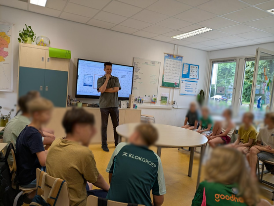 foto van Joep en de klas (gezichten van de kinderen geblurd)