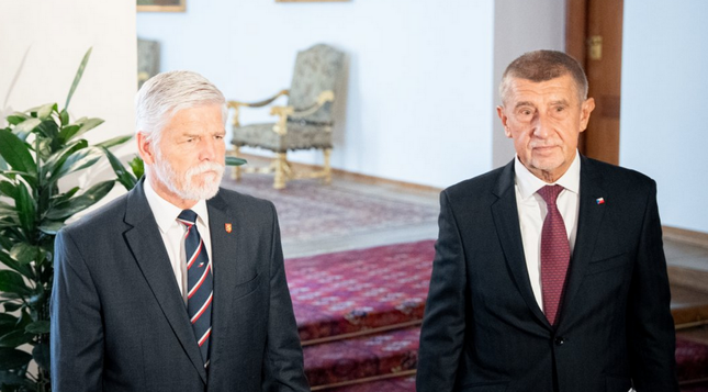 photo of the president standing next to a serial fraudster & euro subsidy embezzler