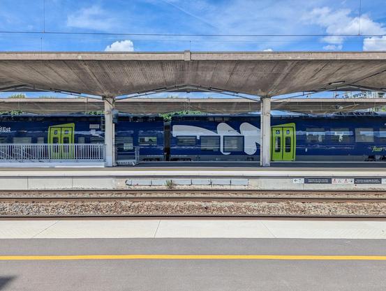 Profile of the platform roof. The concrete roof seems like to emerge from the pillars, like a very abstract flower. But this here is much chunkier than the very elegant roofs in Porto.