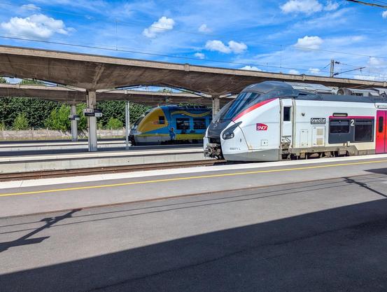 A Coradia Liner enters the station. It sports the Carmillon Intercités livery with a black (!) Grand Est sticker added.
