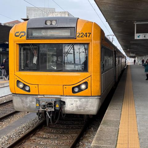 Urbano in Porto Campanhã station. You can see the famous platform roof and compare with Epernay.