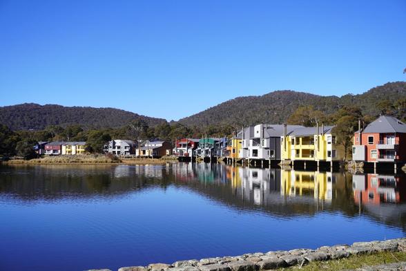 The colourful houses on the shores of Lake Crackenback made for a nice view at the end of our 7km walk.