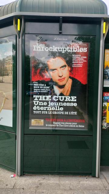 Affiche du magazine Les Inrockuptibles avec un portrait de Robert Smith 