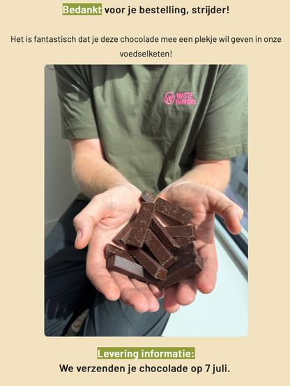 bedankt voor je bestelling
iemand draagt een groen tshirt en heeft chocolade in de handen