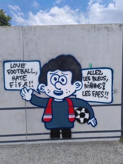 Le personnage de tapas nocturne, mais brun, avec un tshirt bleu et une chasuble rouge, tenant un ballon de foot, qui dit :
- love football, hate fifa !!!
- allez les bleus, ni@#€! les fafs !!
