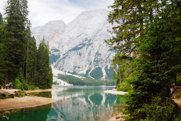 Lago di Braies i Dolomiterna, berg, sjö och skog