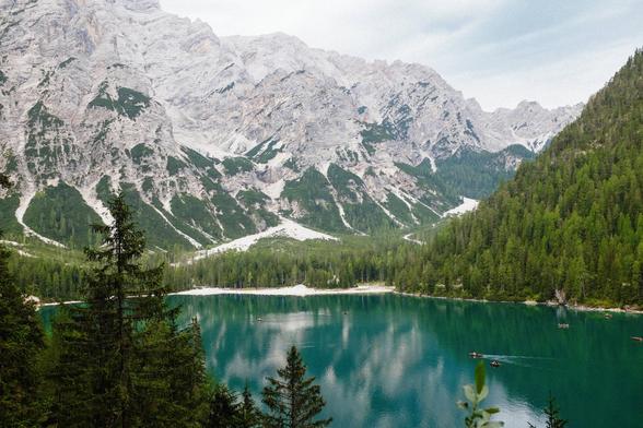 Lago di Braies i Dolomiterna, berg, sjö och skog