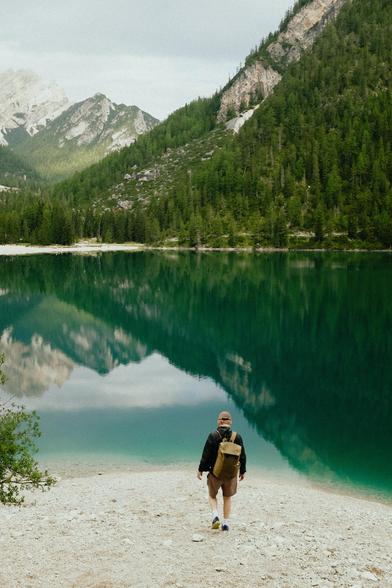 Lago di Braies i Dolomiterna, berg, sjö och skog